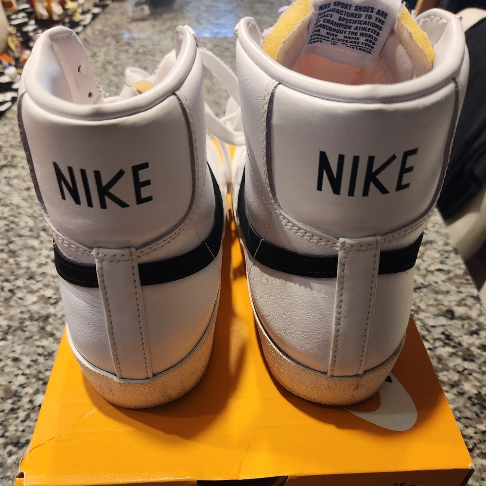 Nike Blazer Mid '77 in White and Black Sneakers Women's 10.5 Mens 9 - Picture 8 of 11